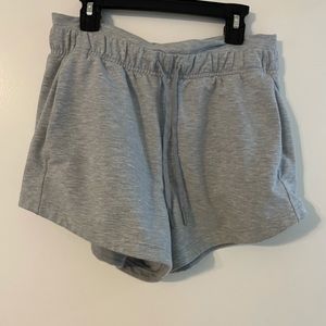Size 8 lululemon inner glow 3” shorts